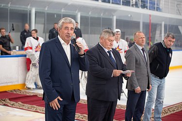 Вбрасывание шайбы провел спикер ЗС Сергей Грачев